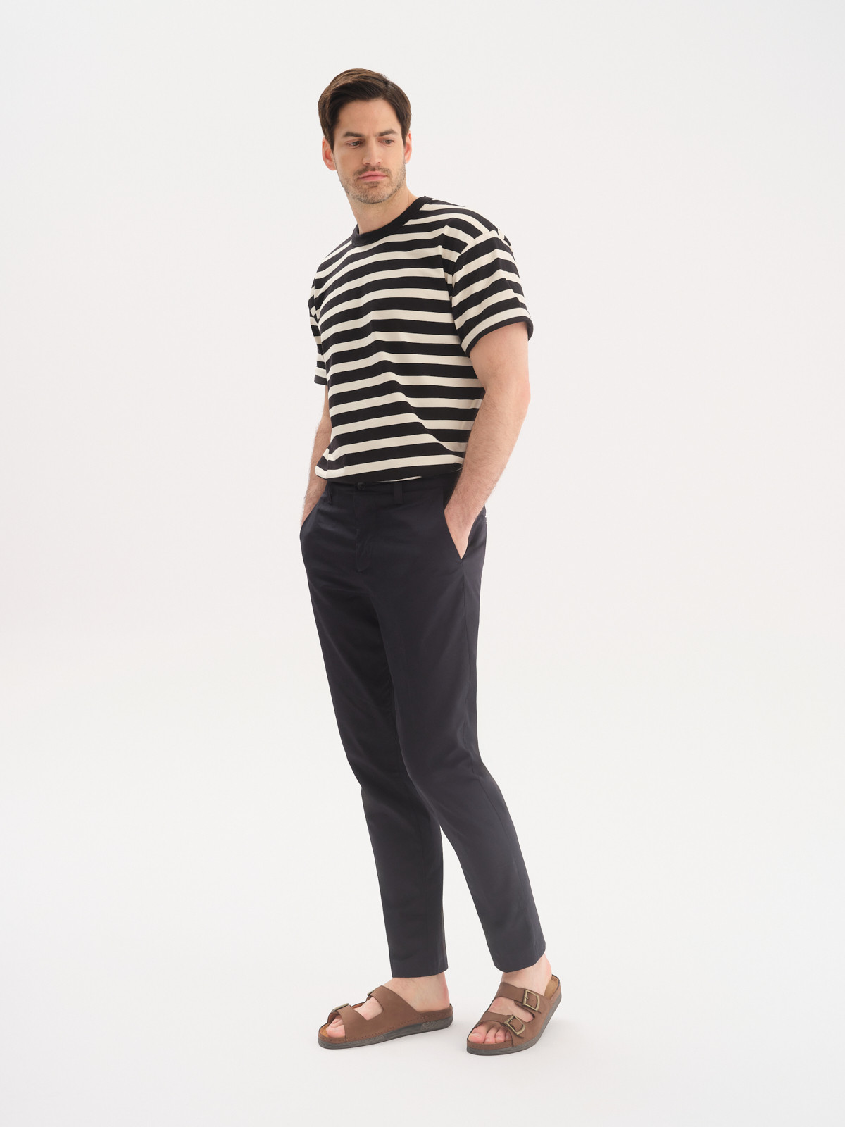 Brzowe klapki mskie z ozdobnymi klamrami