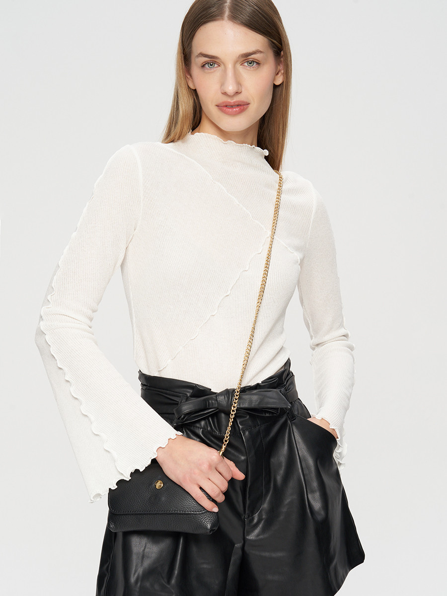 Czarna, elegancka torebka ze zotym ańcuszkiem