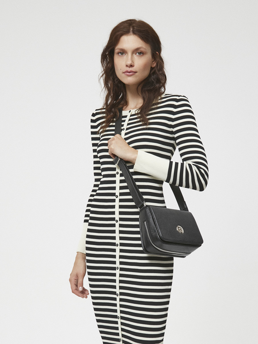 Czarna torebka ze srebrnym logotypem