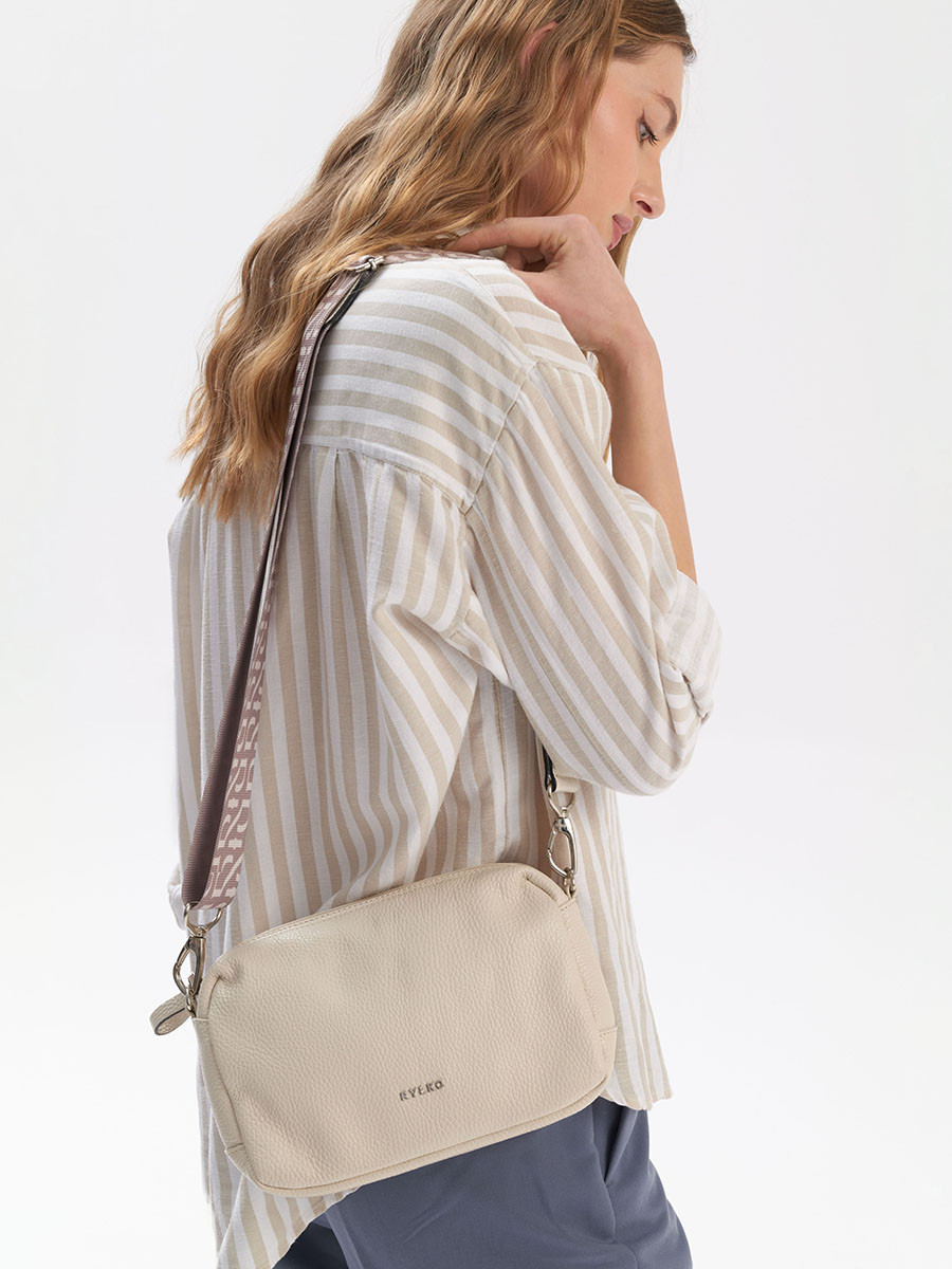 Kremowa torebka na tamie z logotypem