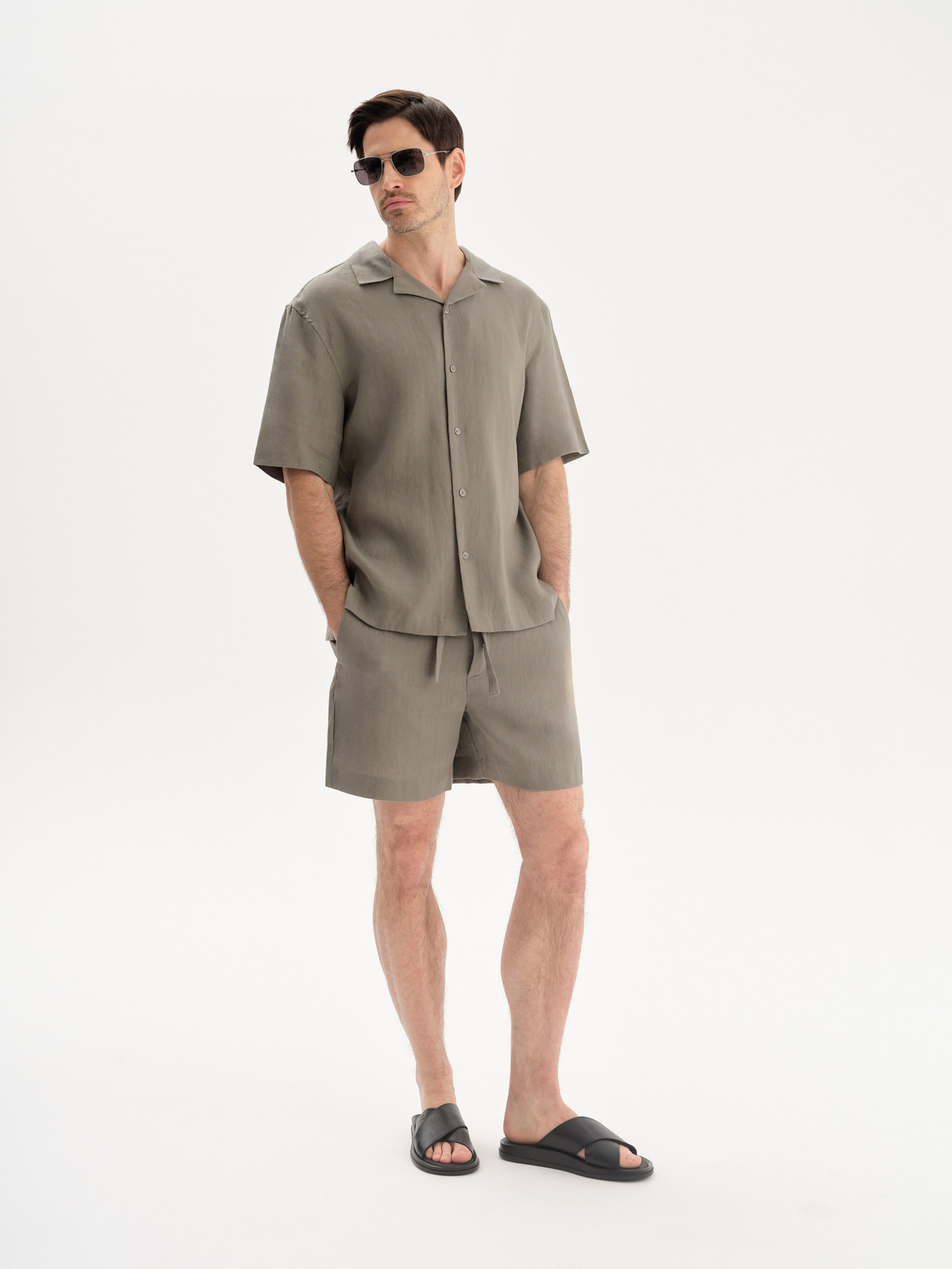 Czarne klapki mskie z wytoczonym logotypem