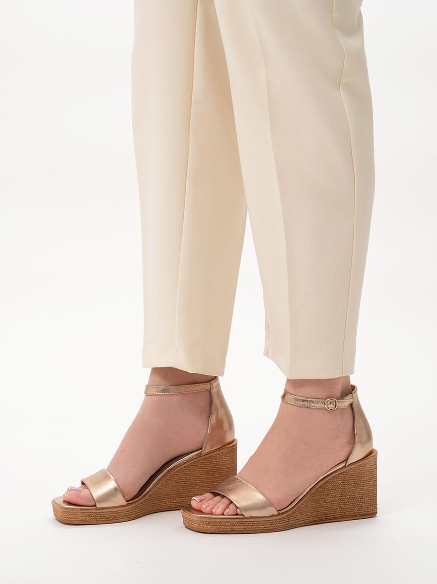 Platynowe sanday na koturnie