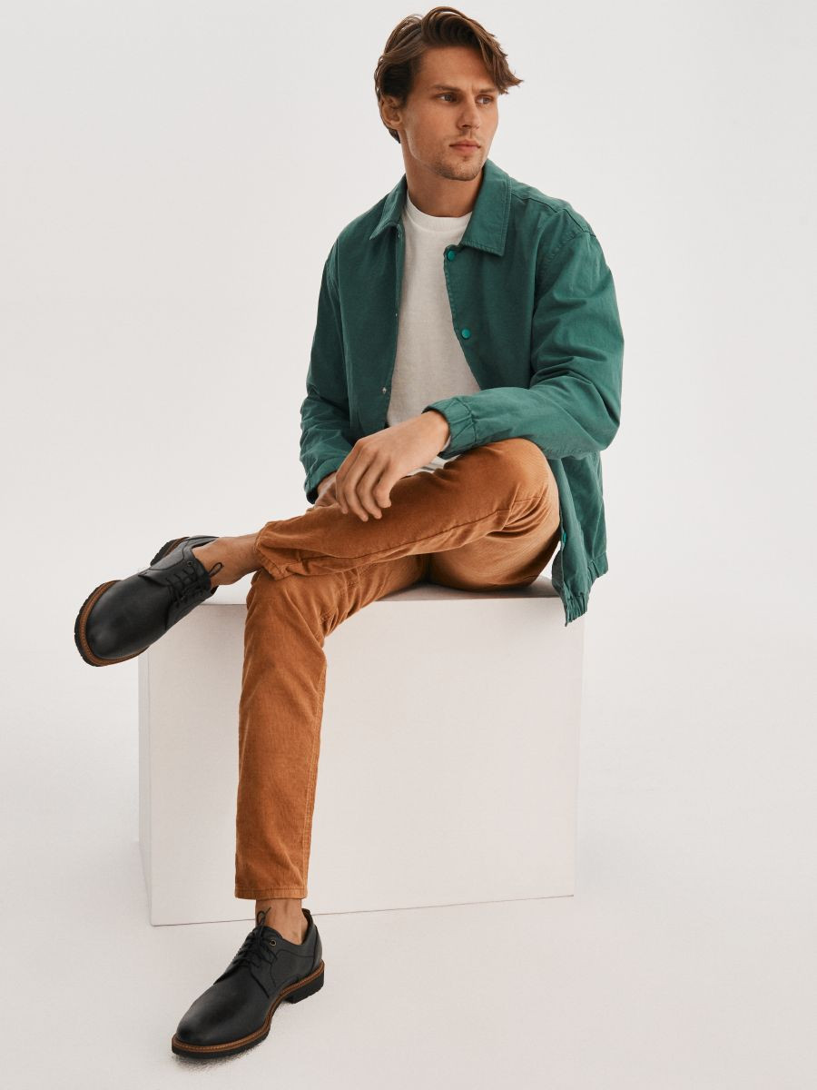 Czarne póbuty mskie z ozdobnymi przeszyciami na podeszwie