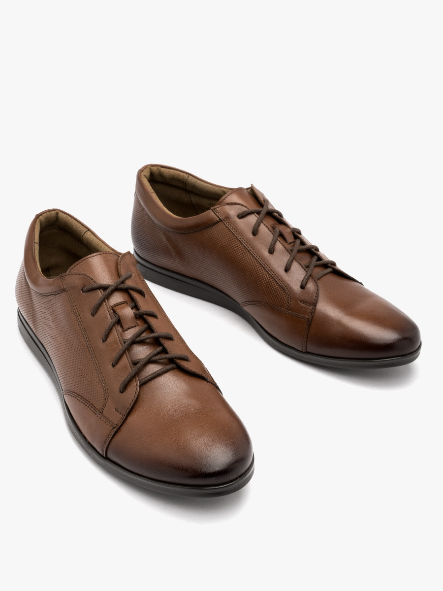 Brzowy póbut mski z ozdobn perforacj