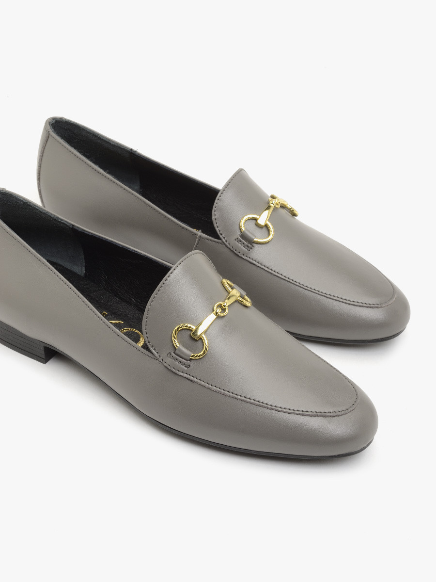 Szare mokasyny z klamerk