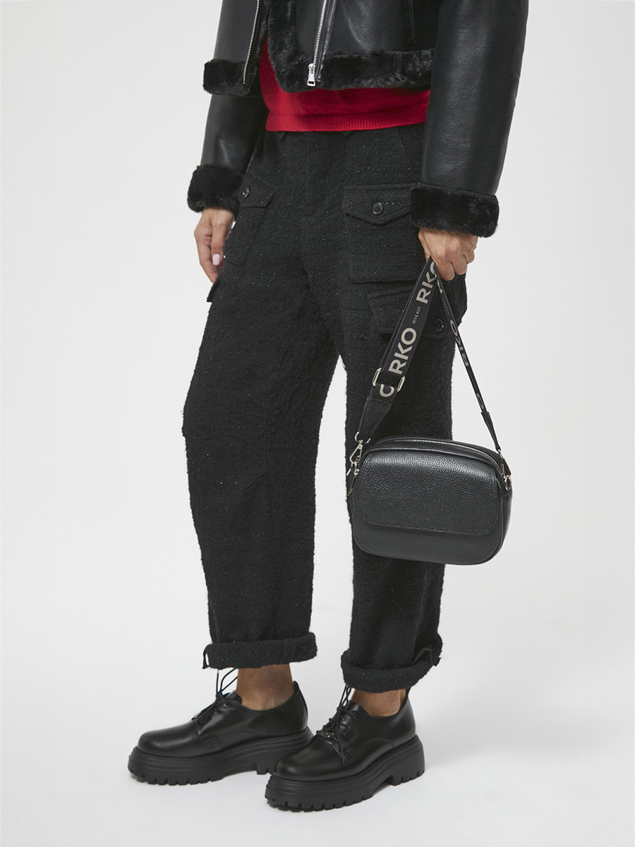 Czarna torebka z logotypem na pasku