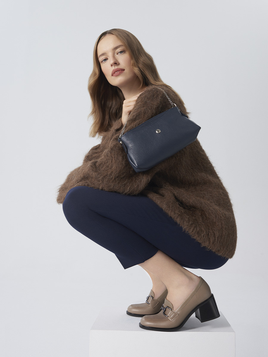 Beowe mokasyny z ozdob na cholewce