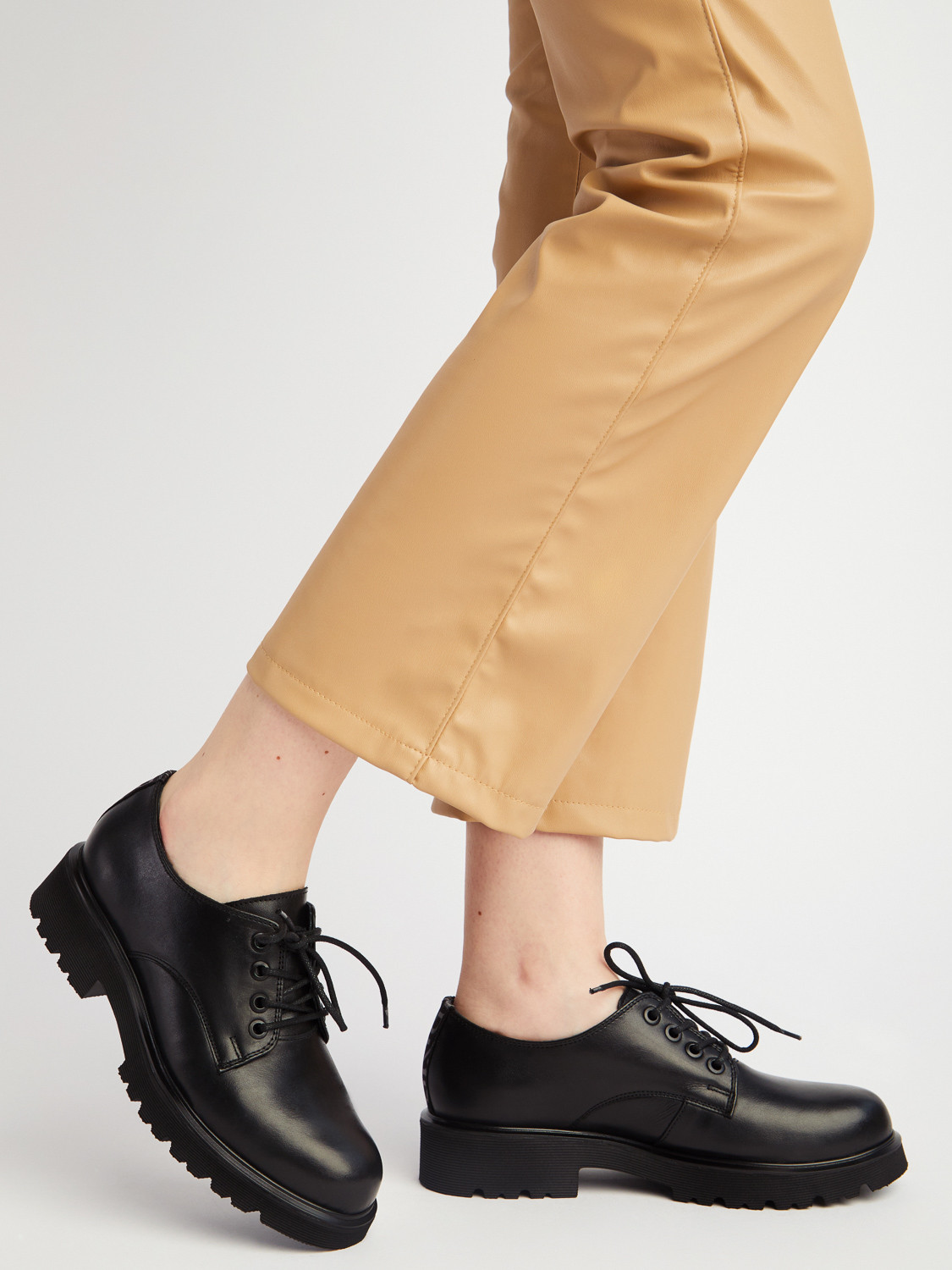 Czarne póbuty z okrgym noskiem