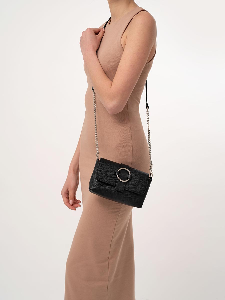 Czarna torebka pikowana na ańcuchu