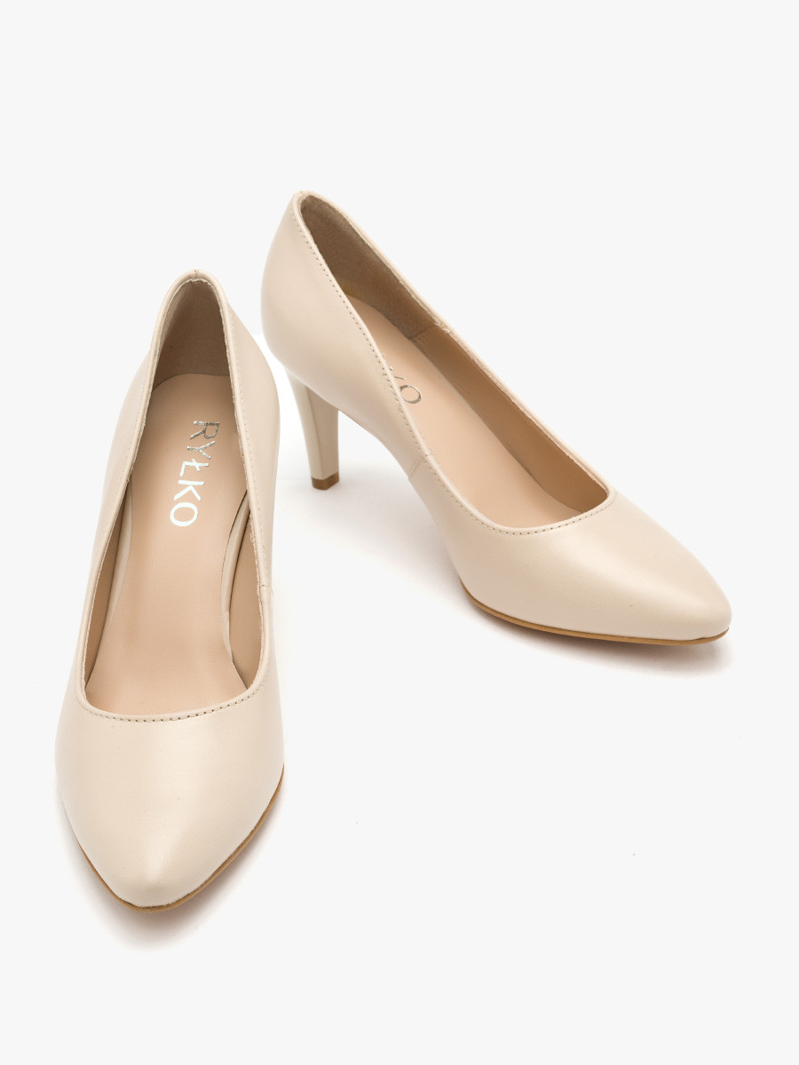 Beowe czóenka na lakierowanej szpilce