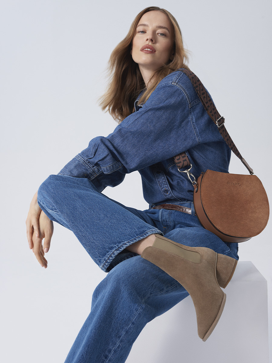 Brzowa torebka z logotypem na pasku