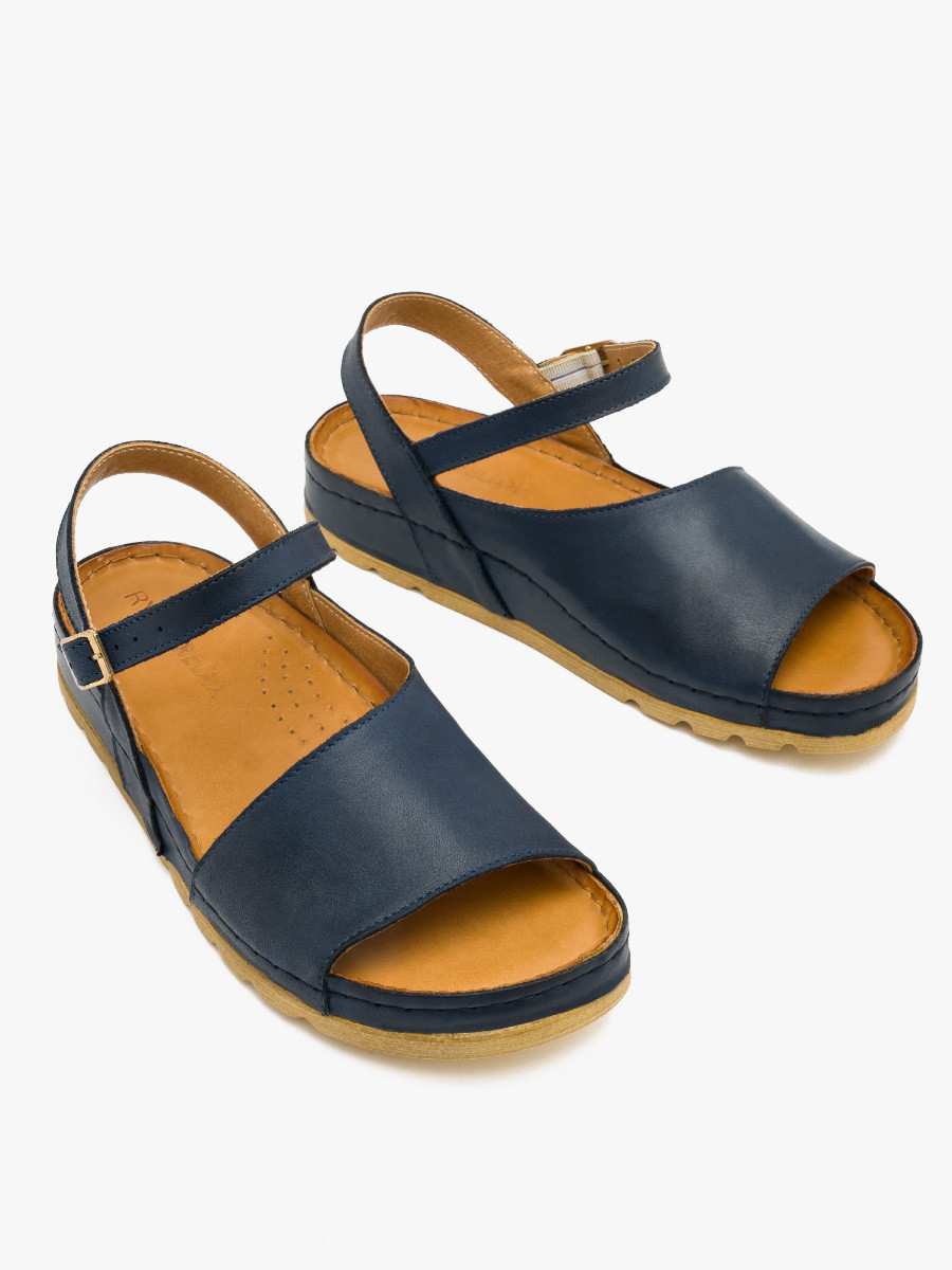 Granatowe sanday na beowym spodzie