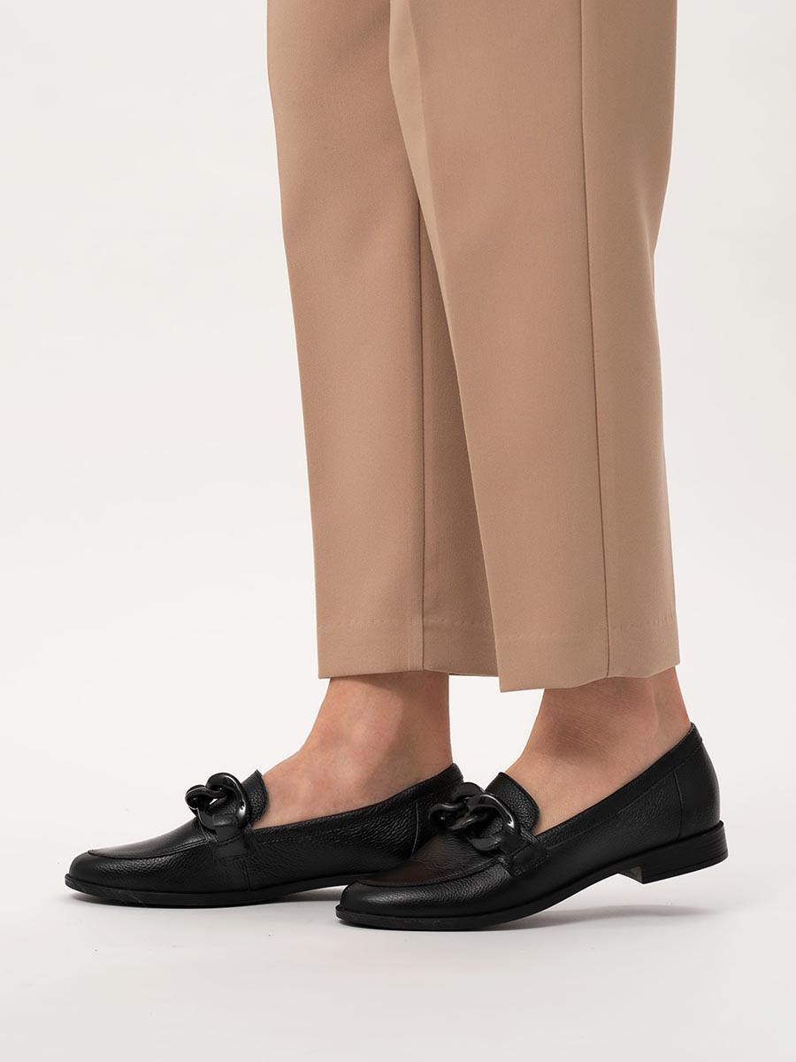 Czarne mokasyny z masywn ozdob