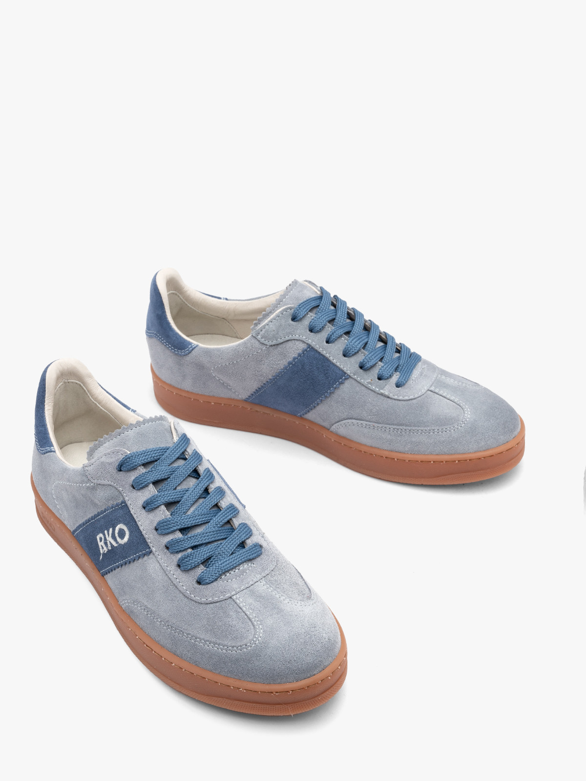 Niebieskie, sportowe póbuty na beowym spodzie