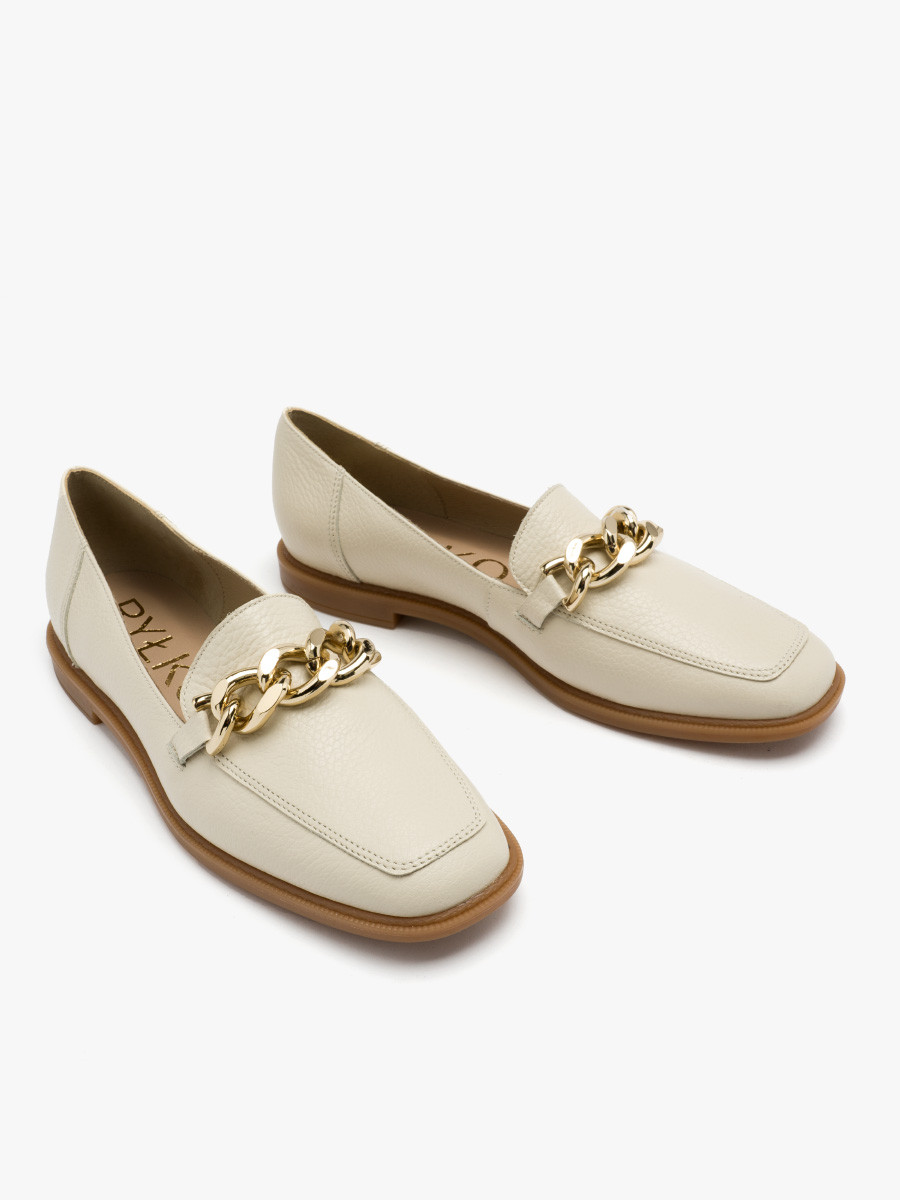 Kremowe mokasyny ze zotym ańcuchem na cholewce
