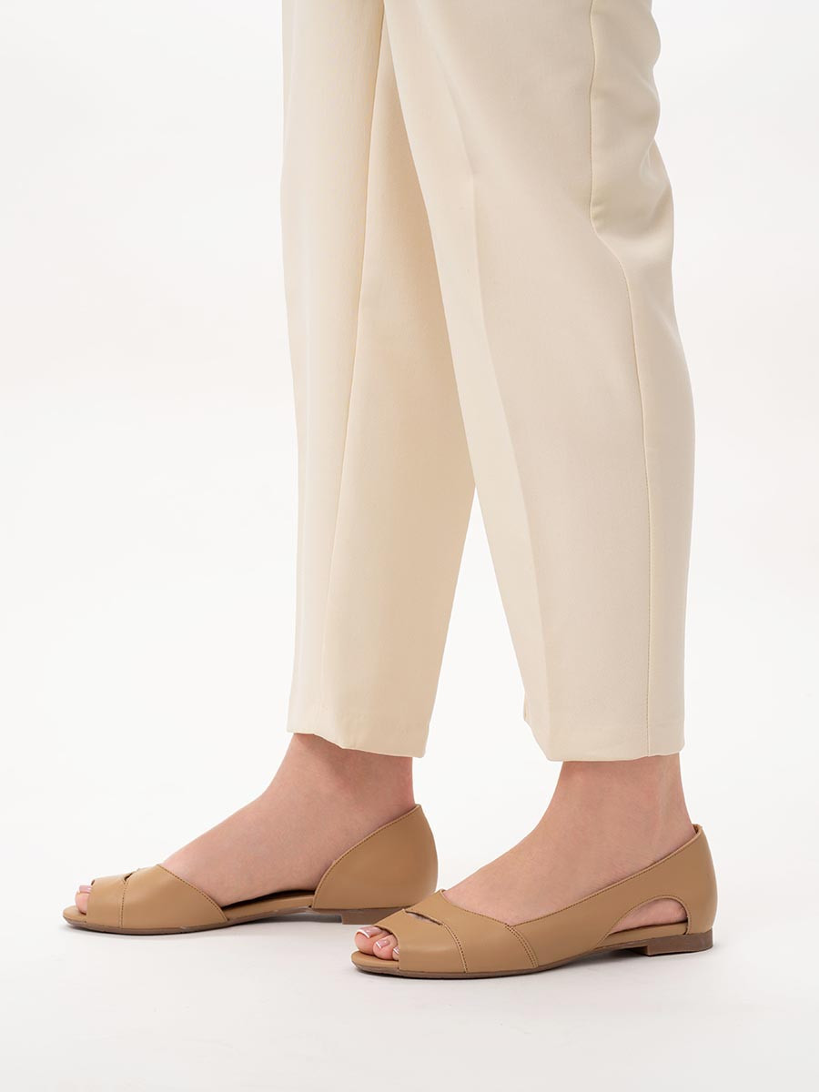 Jasnobrzowe baleriny z odkrytymi palcami