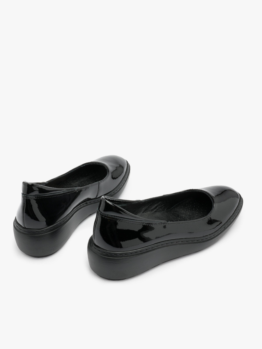 Czarne lakierowane czóenka na klinie