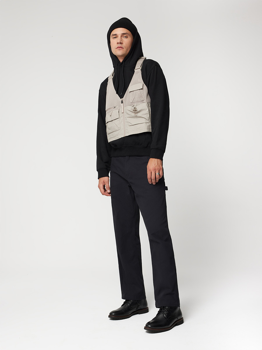 Czarny trzewik mski z ozdobnym otokiem na spodzie