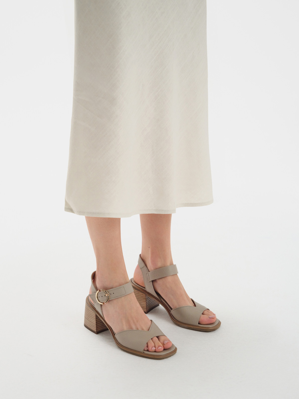 Beowe sanday na masywnym obcasie