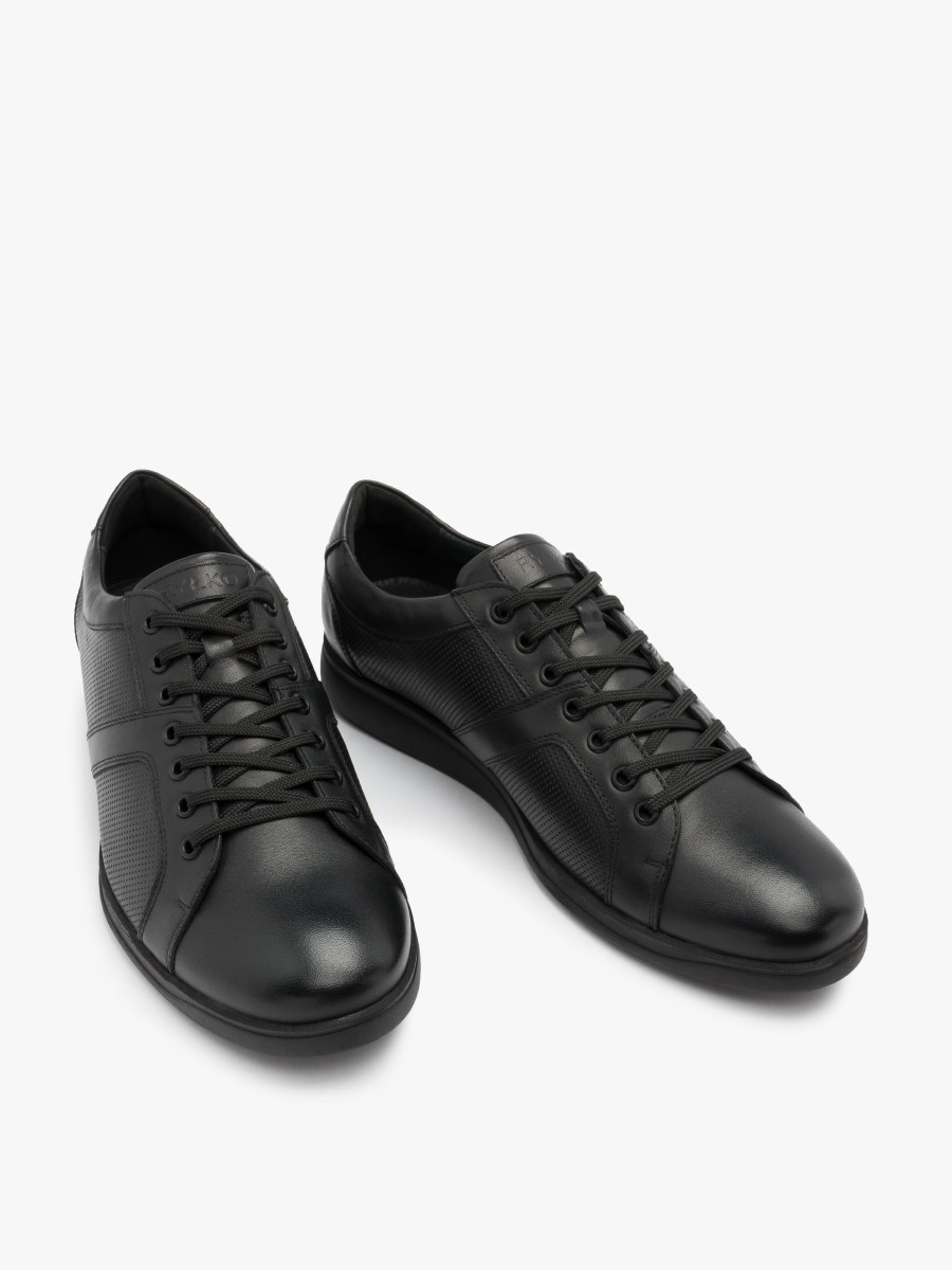 Czarne póbuty z ozdobn perforacj.