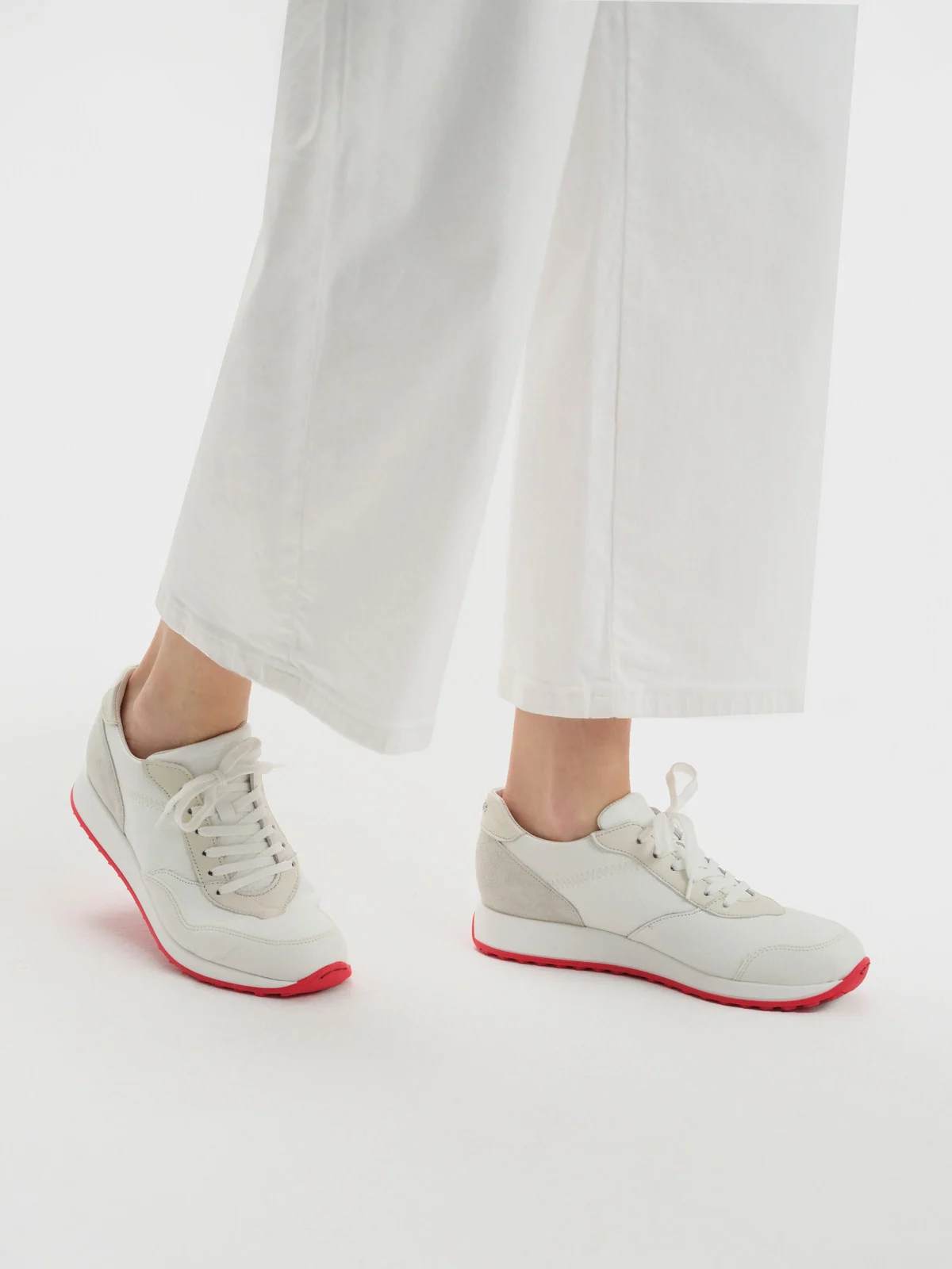 Biae póbuty sportowe na dwukolorowym spodzie