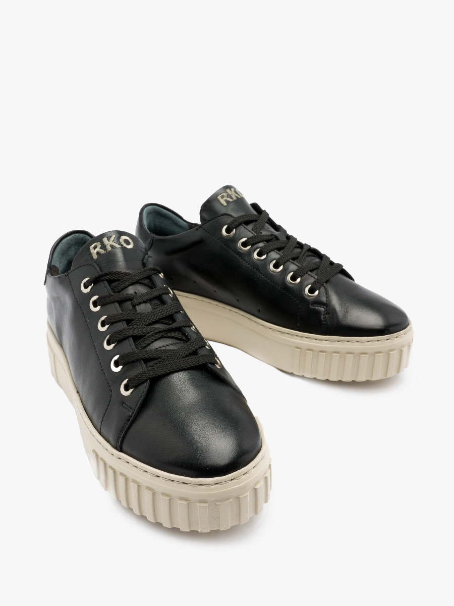 Czarne póbuty na lekkiej podeszwie