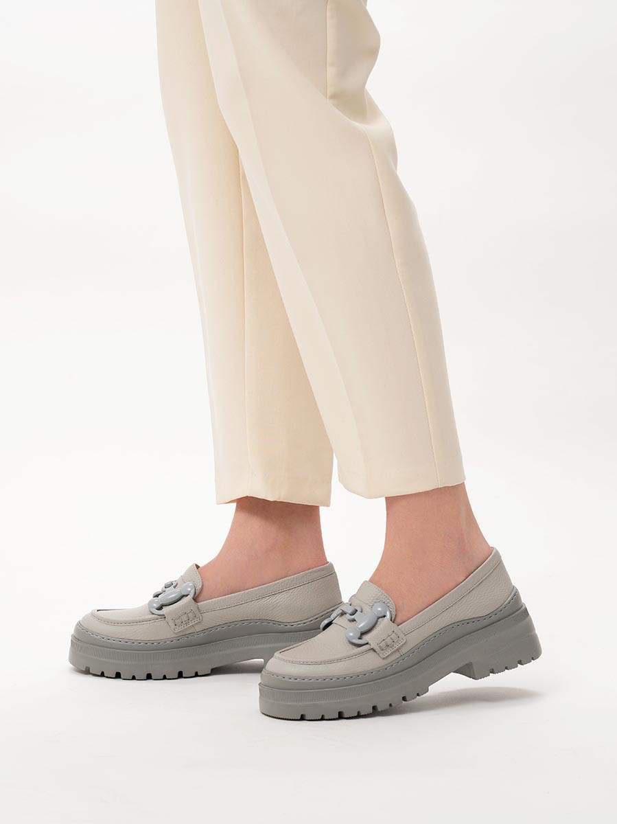 Szare mokasyny z ozdob