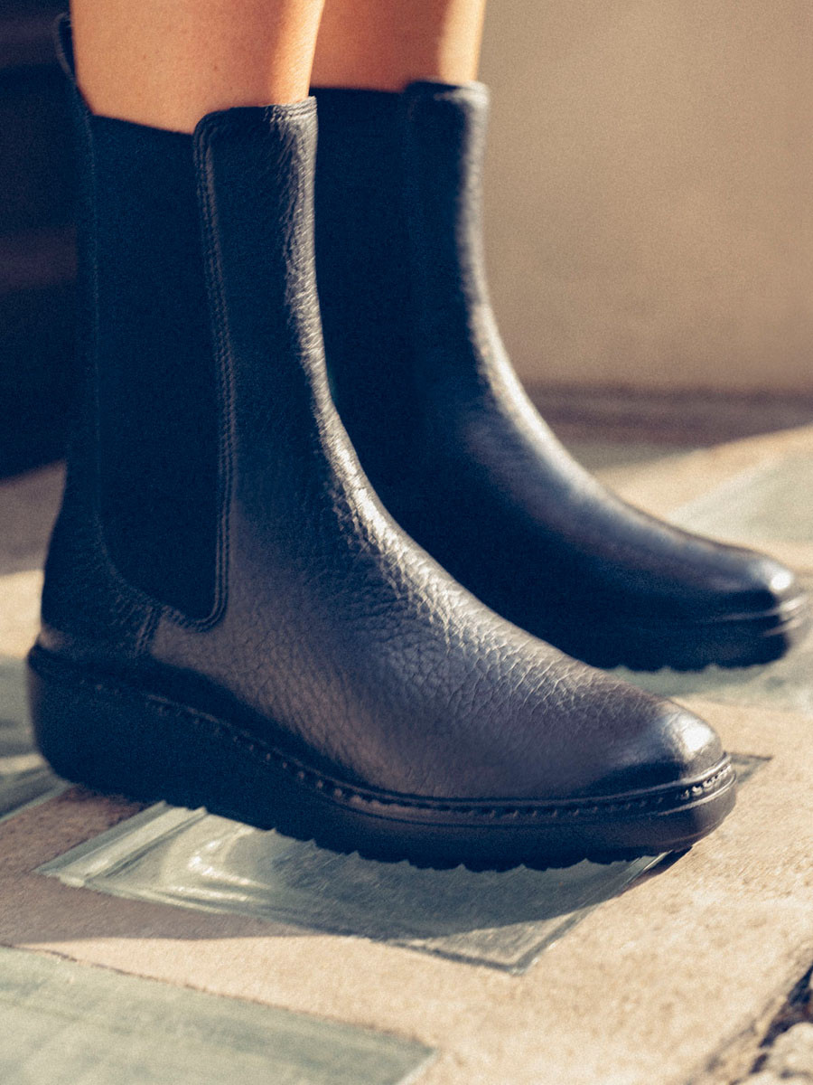 Czarne sztyblety na lekkiej podeszwie