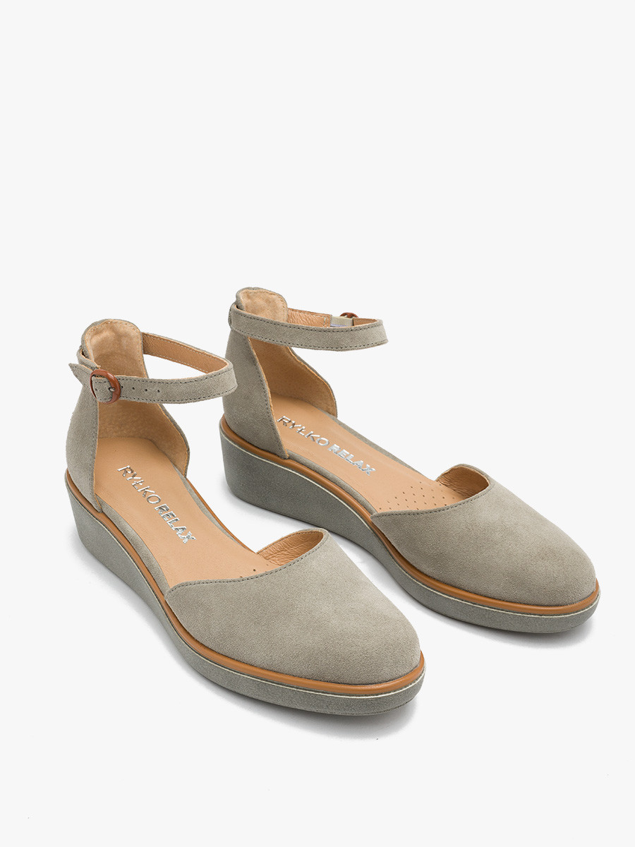 Jasnoszare czóenka na platformie