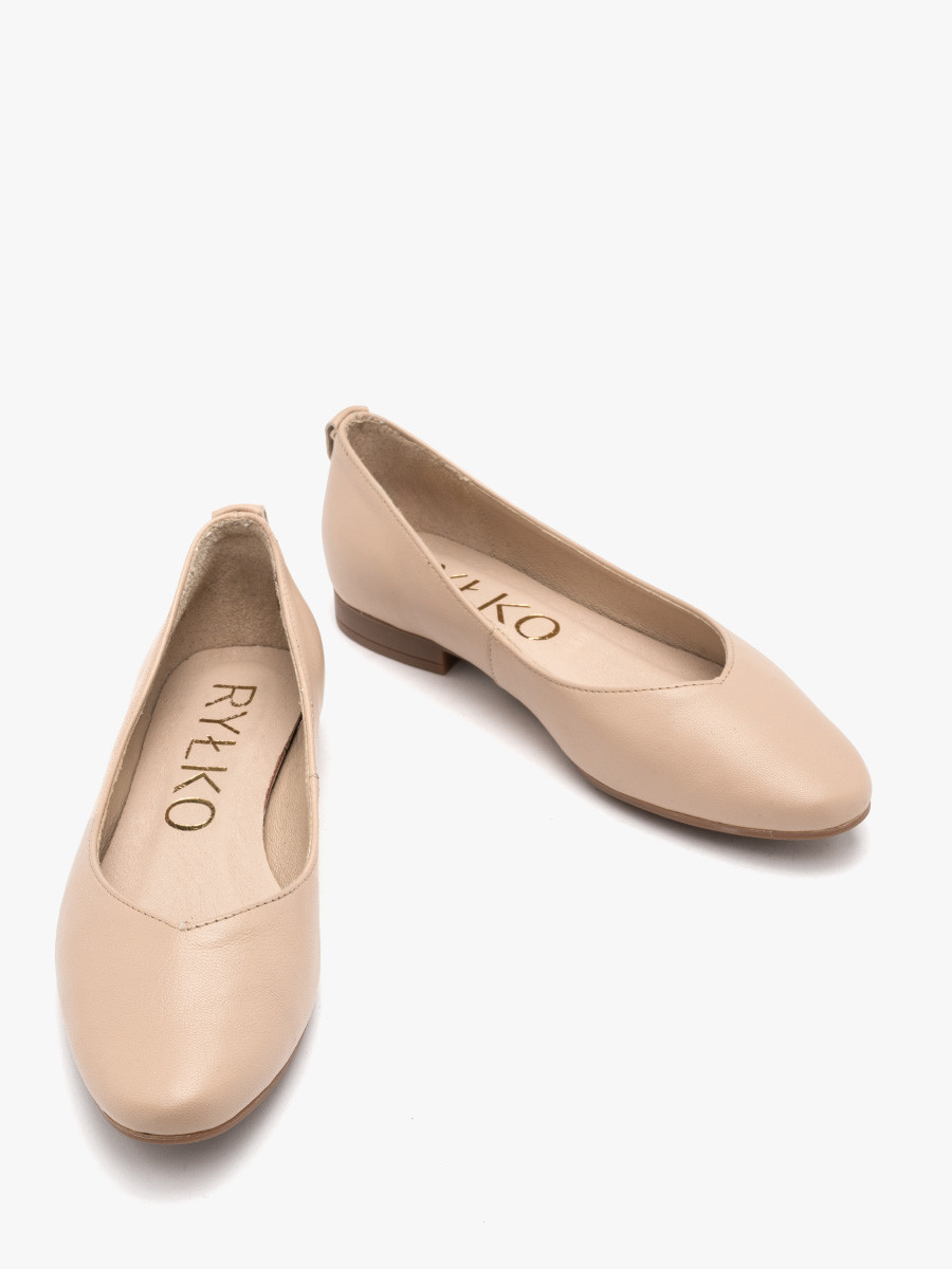 Beowe baleriny z ozdobn cholewk