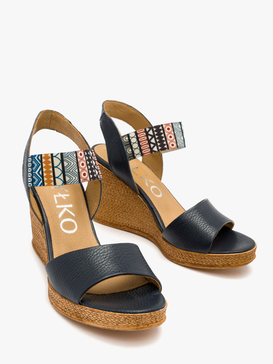 Granatowe sanday z kolorowym paskiem