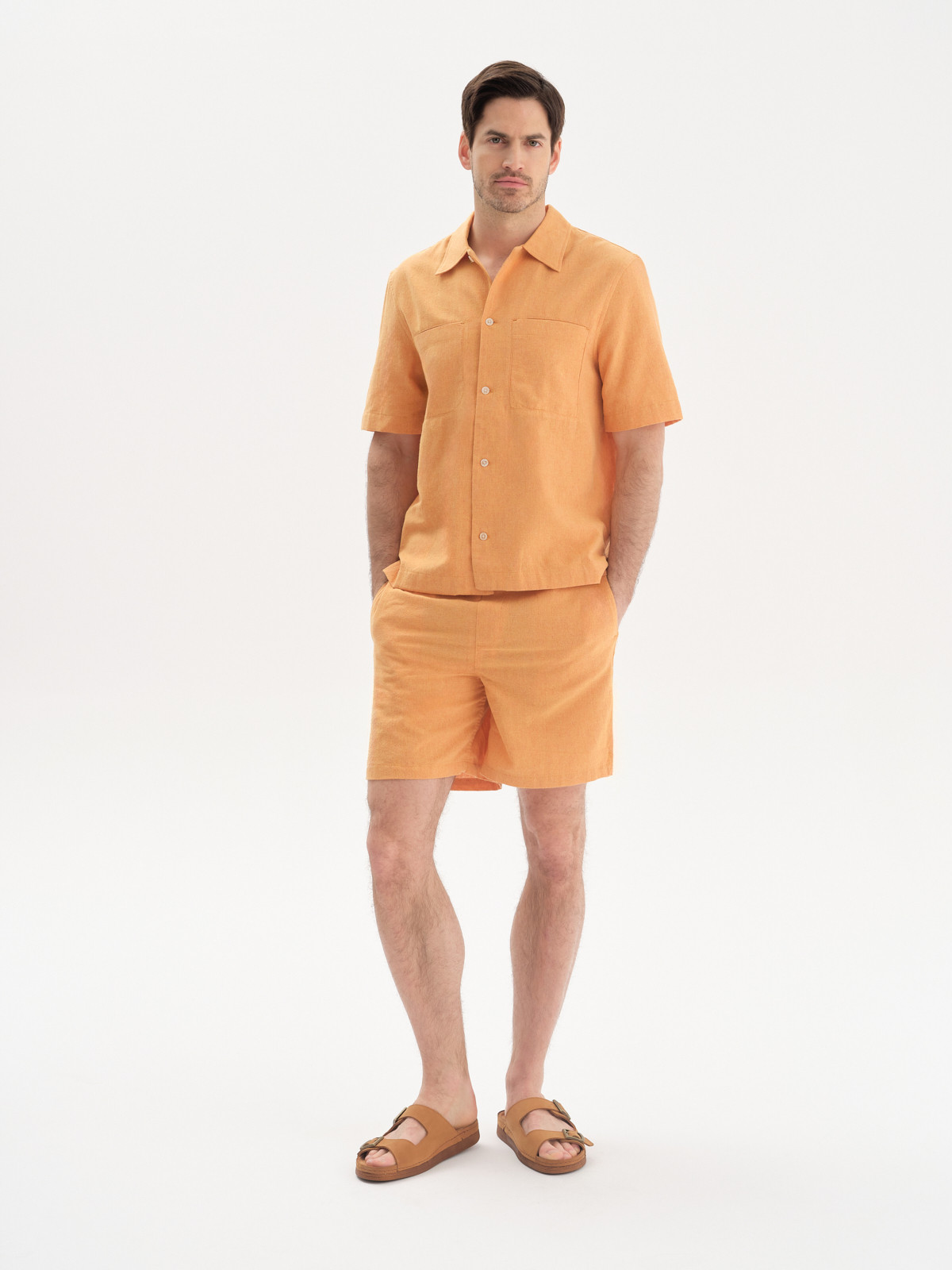 Rude klapki mskie z ozdobnymi klamrami