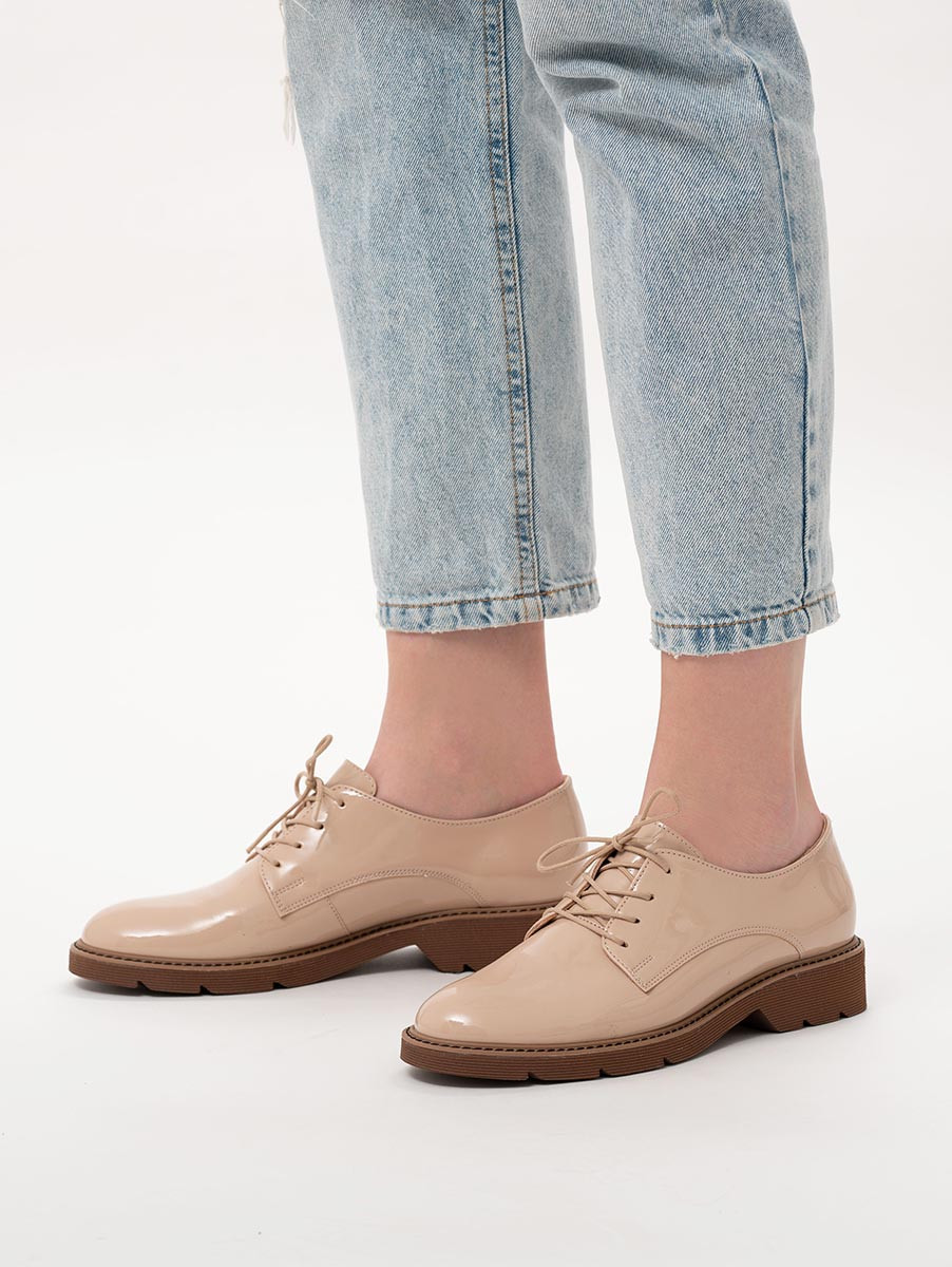 Kremowe, lakierowane póbuty