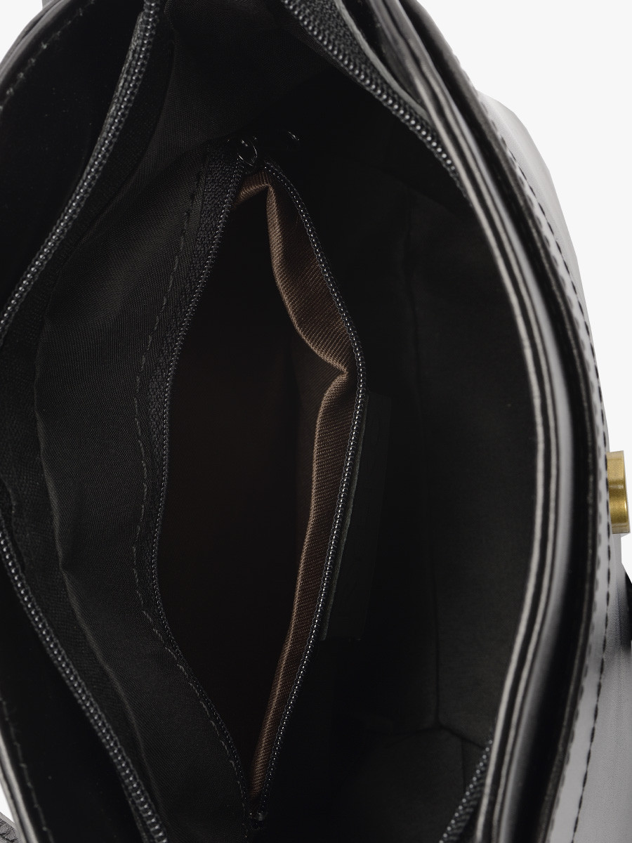 Czarna torebka ze zot klamr