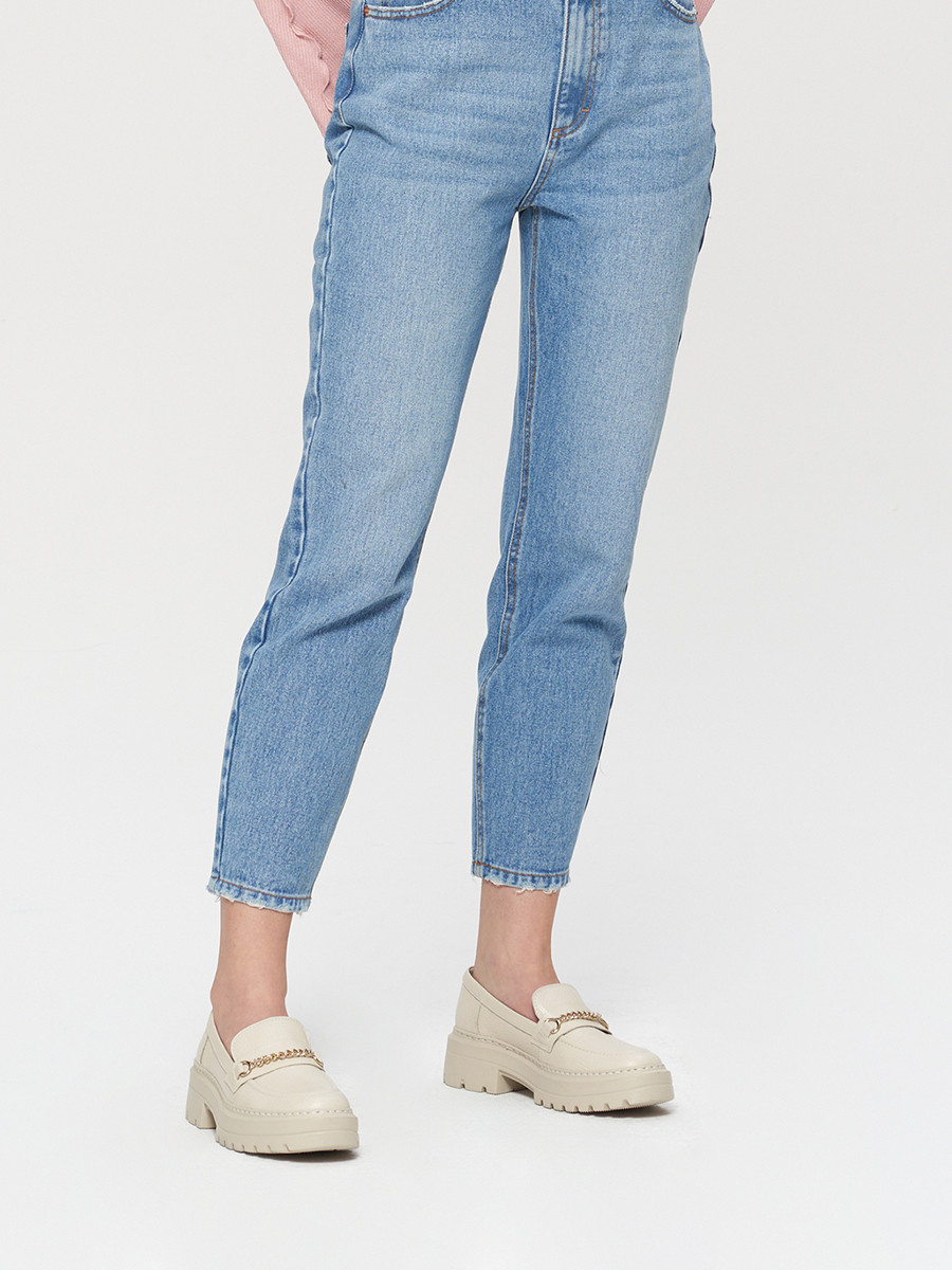 Kremowy mokasyn ze zotym ańcuszkiem