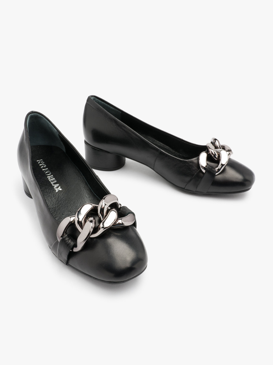 Czarne czóenka z masywnym ańcuchem