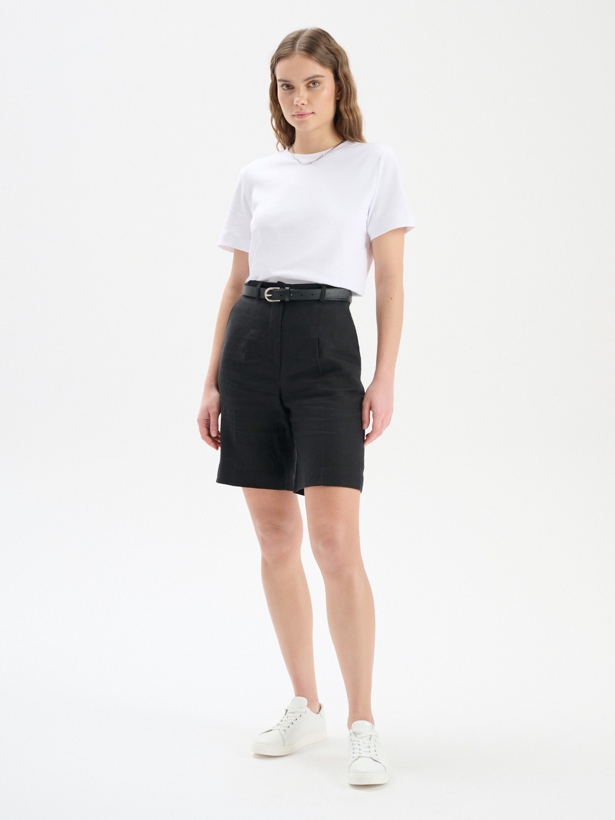 Biae póbuty sportowe na kremowym spodzie