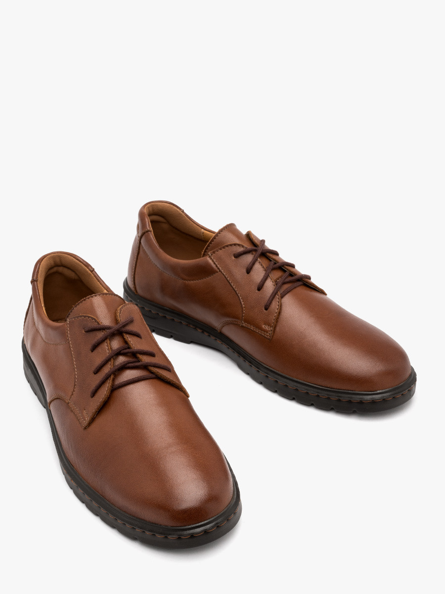 Brzowe póbuty mskie z ozdobnym szyciem na spodzie