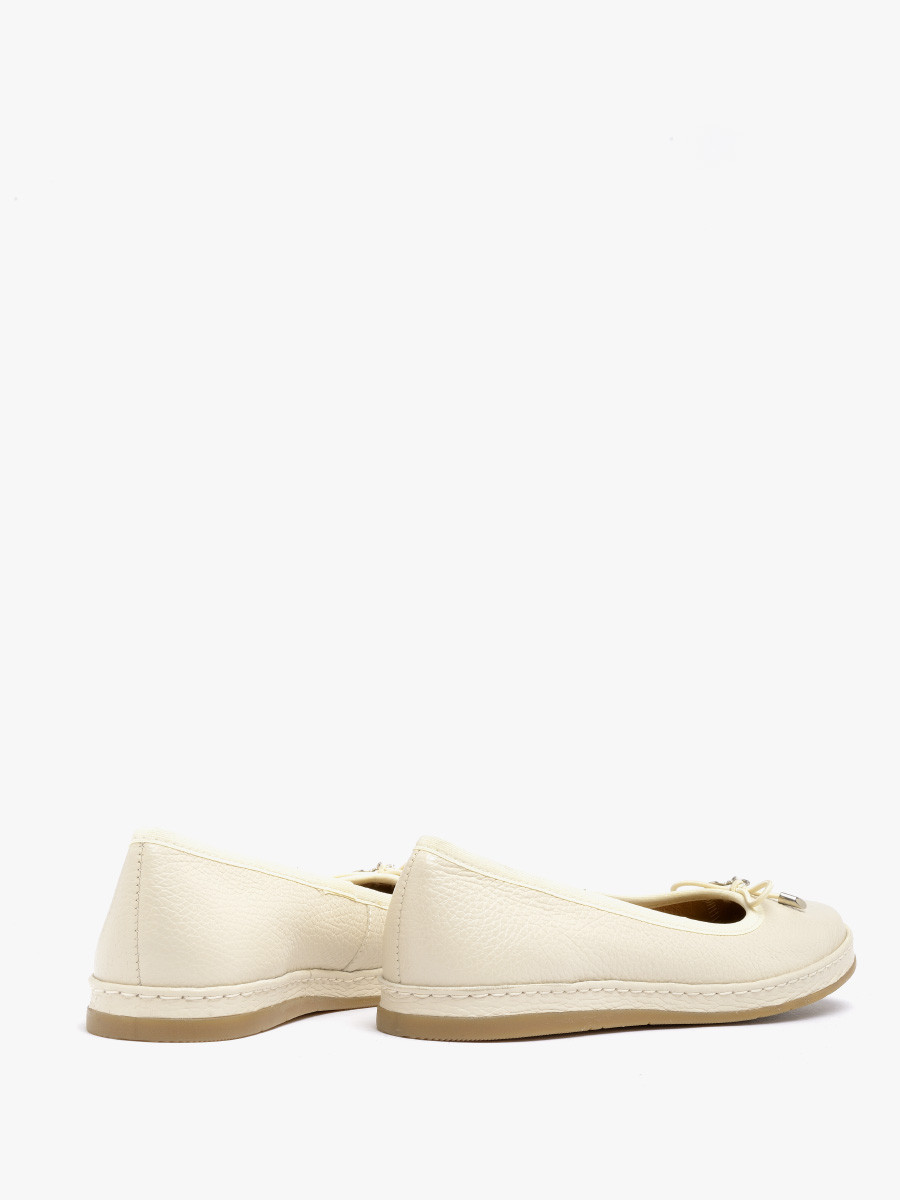 Kremowe baleriny z ozdobn kokardk