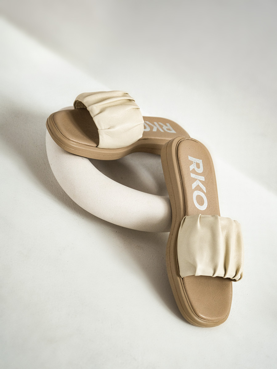 Kremowe klapki z marszczon cholewk