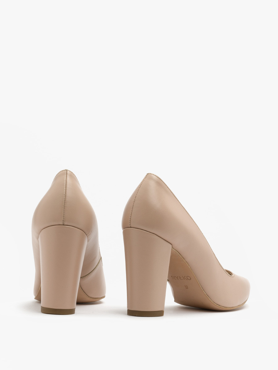 Beowe czóenko na supku