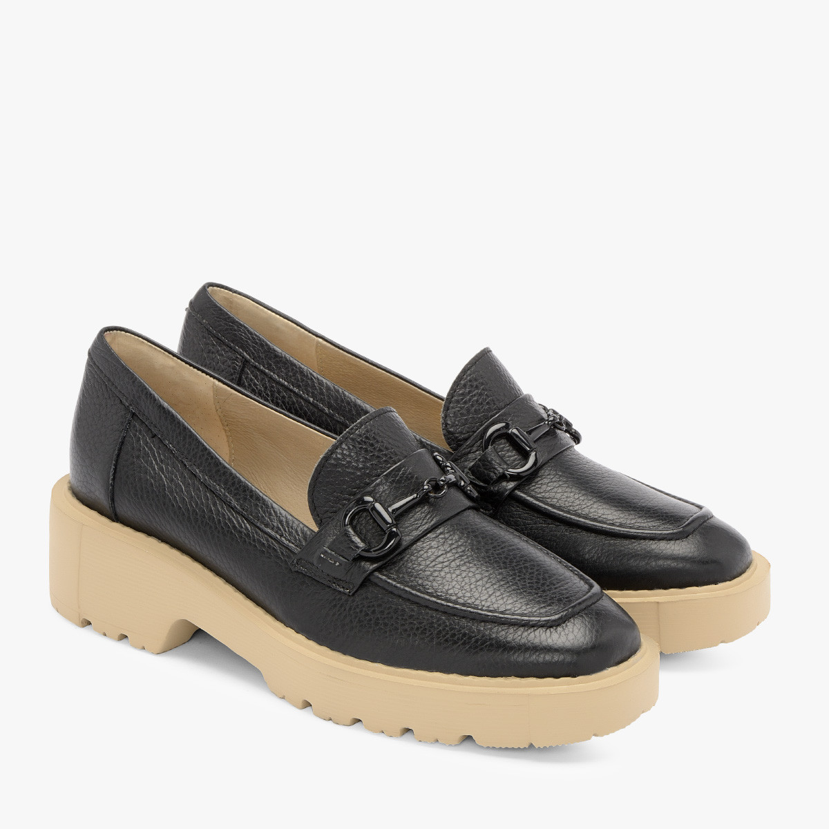 Czarne mokasyny na beowej podeszwie