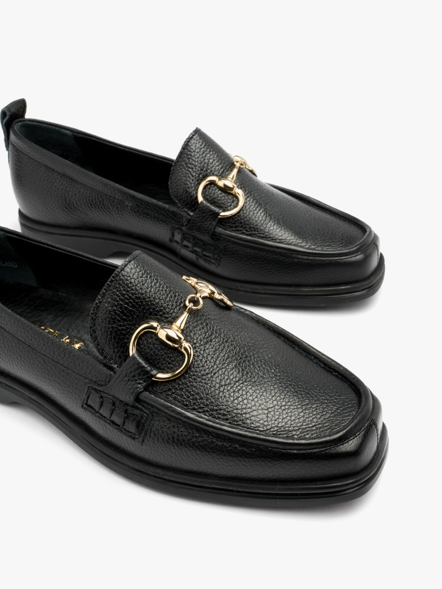 Czarne mokasyny ze zot ozdob