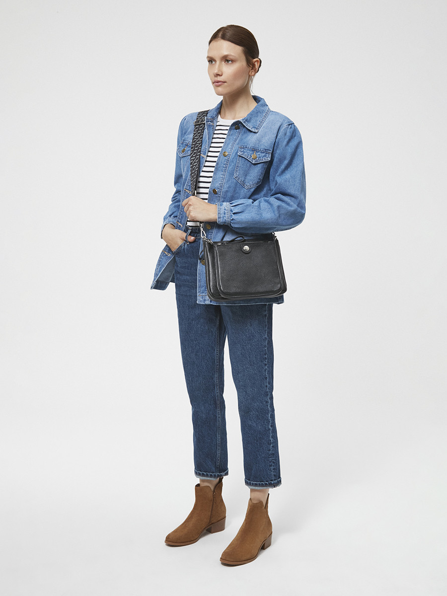 Maa, czarna torebka z logotypem na pasku