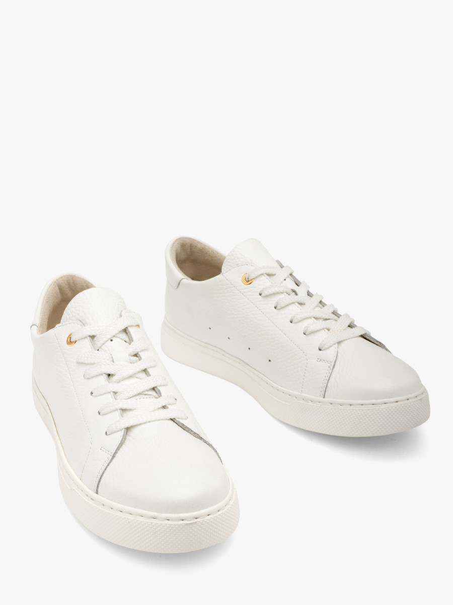 Biay póbut sportowy ze zotymi detalami