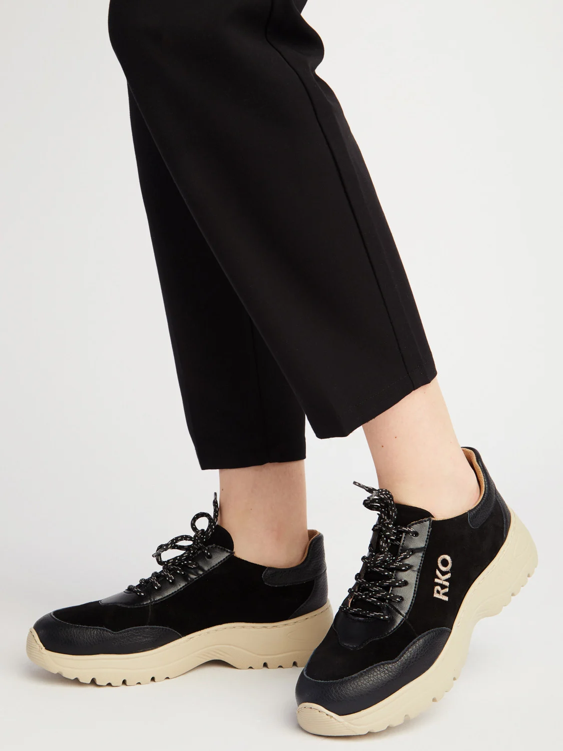 Czarne póbuty sportowe