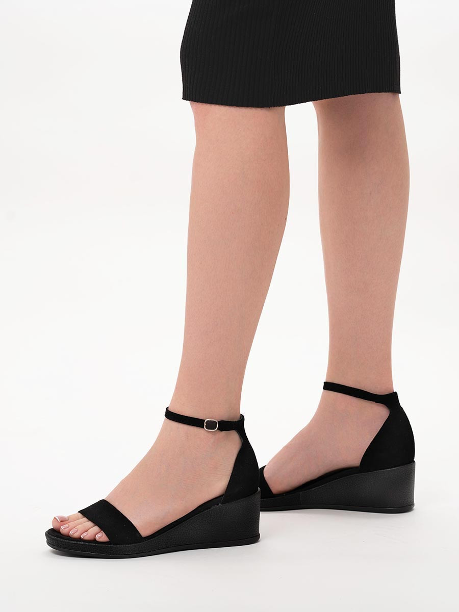 Czarne sanday na koturnie