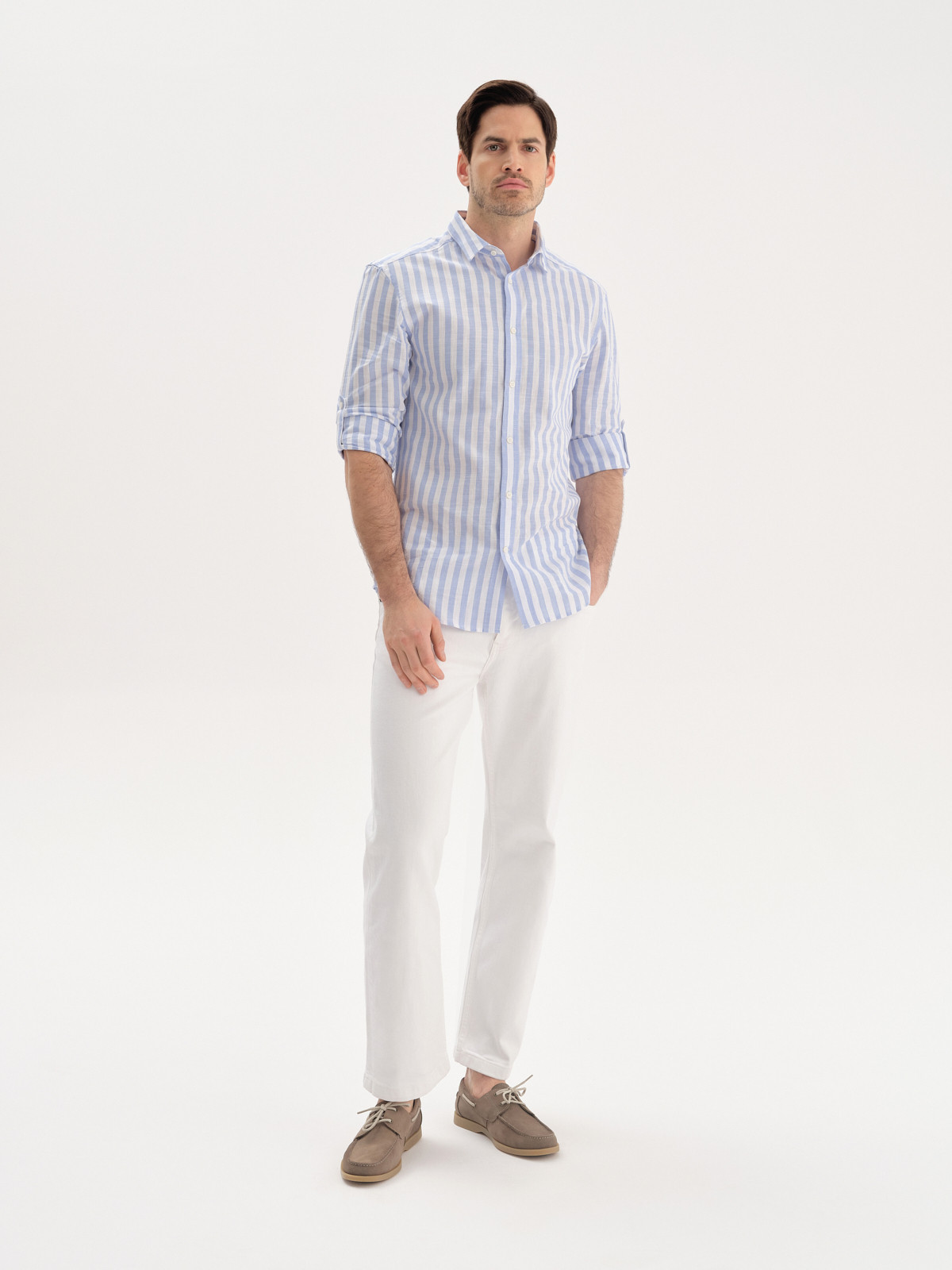 Oliwkowy póbut mski z ozdobnym sznurowaniem