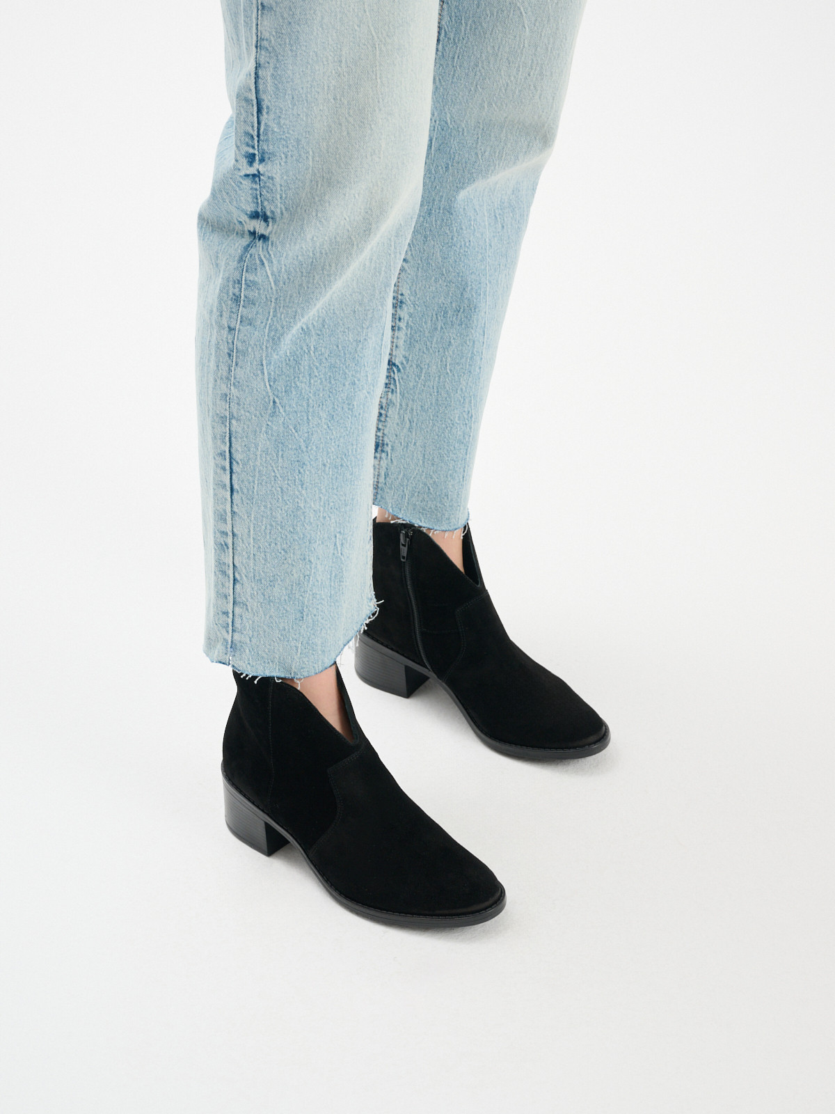 Czarne botki typu kowbojki