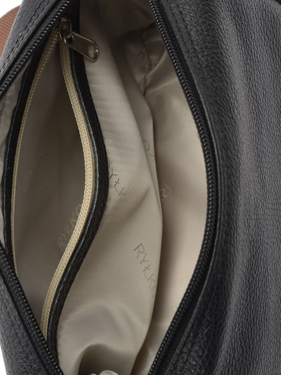 Czarna torebka z brzow tam